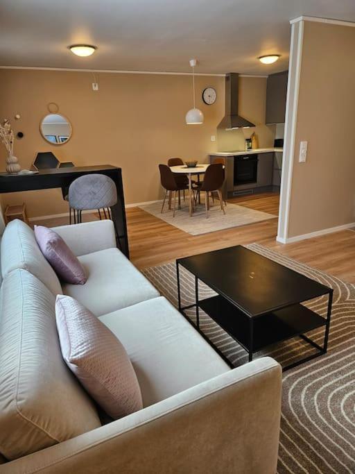 Apartment 1 Bedroom With Parking *
